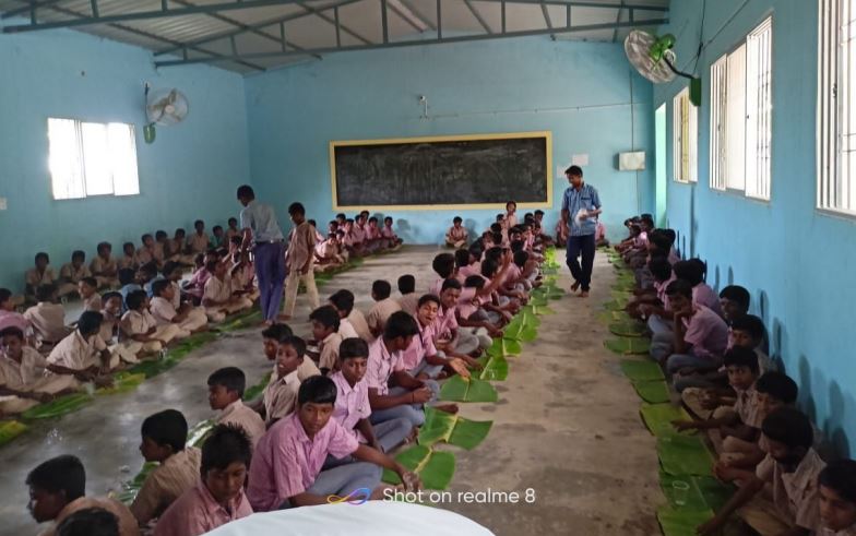 https://1ngo.sgp1.digitaloceanspaces.com/media/kamarajar/Mid day meals to school children.JPG